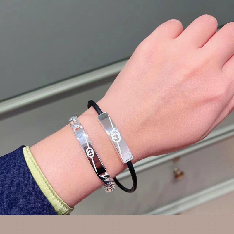 G*u*i bracelets